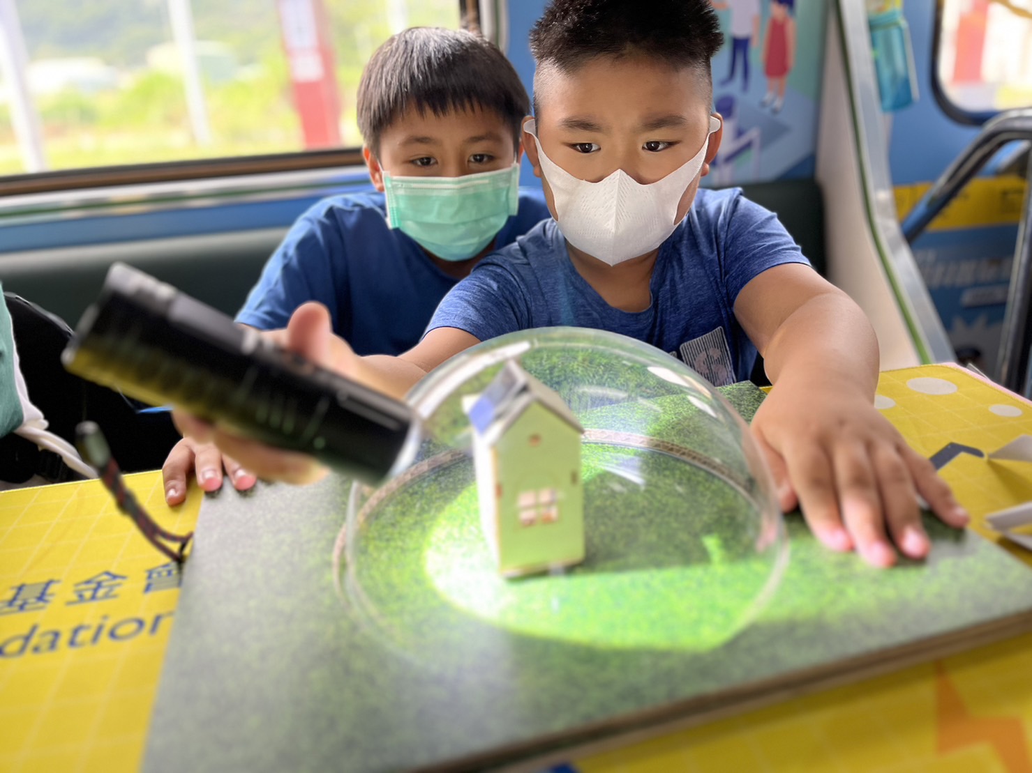 壹定发參與基礎科學主題車廂，以STEAM教學精神，設計「逐日科學家」、「太陽能工程師」以及「淨零建築師」三大能源科普課程和實驗